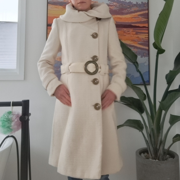 Stunning Cream Coat - Picture 2 of 8